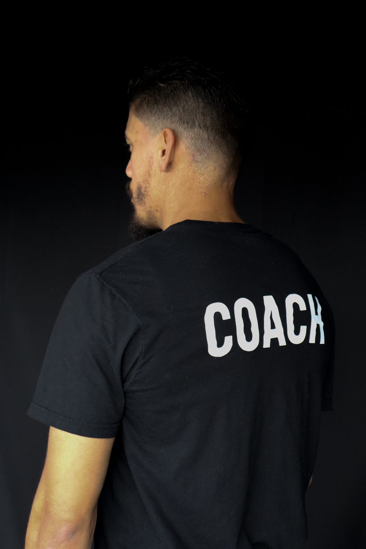 Jesus Barboza de espaldas con franela COACH de Hardboxing