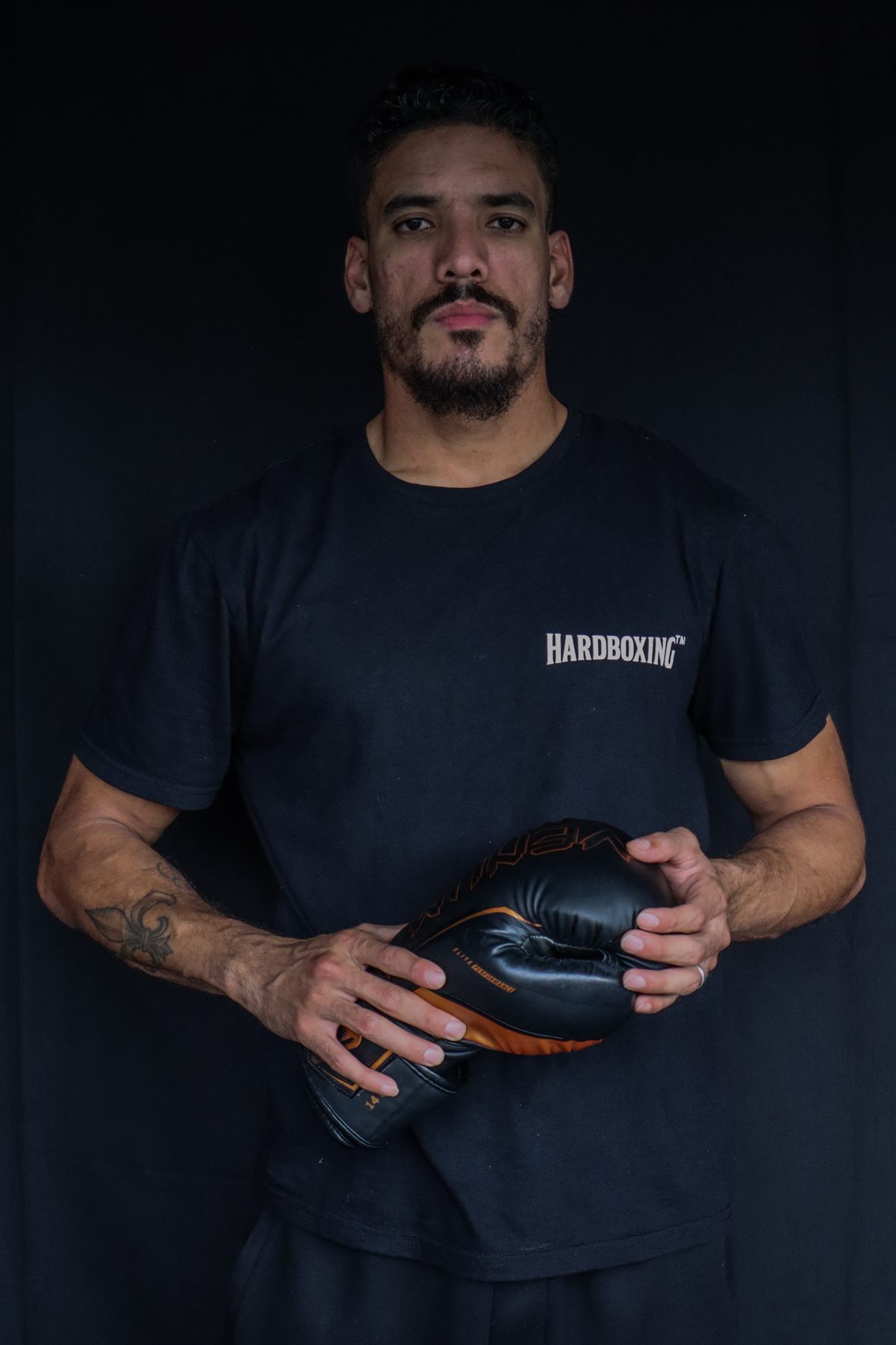 Jesus Barboza adulto sosteniendo guantes de boxeo Venum