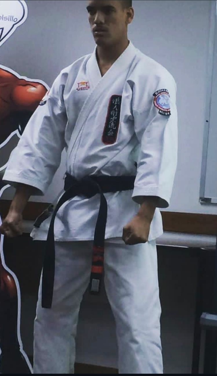 Jesus Barboza adolescente con dogi de karate y cinturón negro